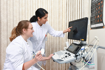 Ein Ärzteteam mit einem Ultraschallgerät