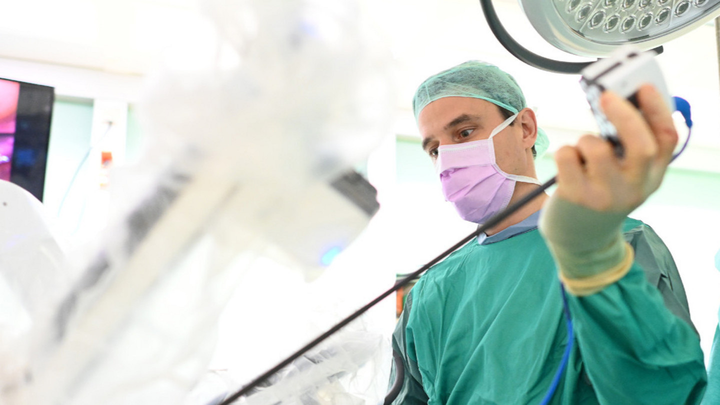 Ein Arzt mit einem Chirurgie-Roboter